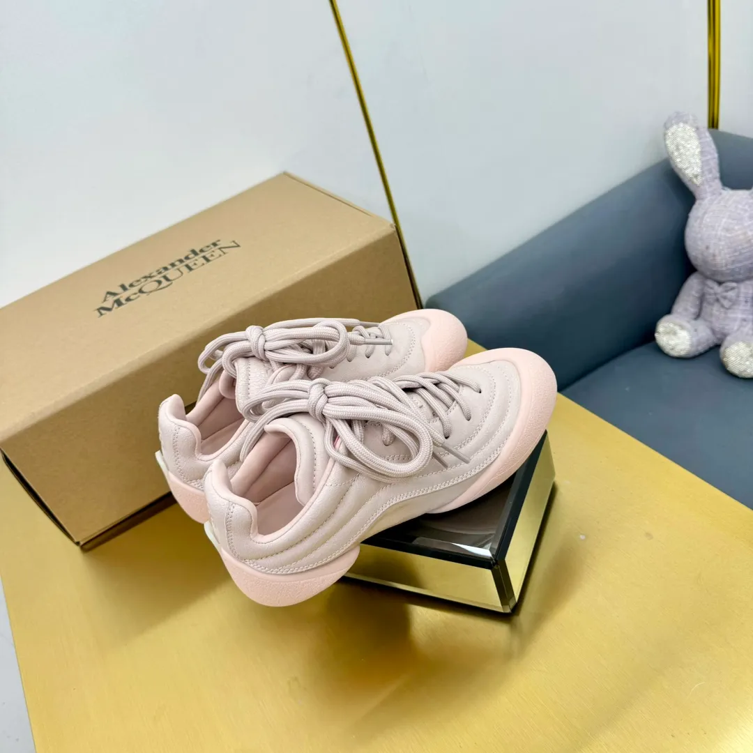 👟👟Ex-factory price 600👟👟 Men's size +10 The latest popular couple model ALEXANDER MCQUEEN/Alexander McQueen 24ss The latest autumn and winter Flexion series retro casual sneakers Original purchase development and production This Flexion Off white tone grain leather low-top sneakers use different sizes of laces and are matched with lightweight segmented soles inspired by anatomy. The reverse skull pattern is embossed on the heel. Fabric: Original customized imported first-layer cowhide. Lining: Customized imported breathable mesh lining. Sole: Original open-molded non-slip TPU material. Size: #Female model 35-40 #Men's model 39-45 (custom-made 45 non-returnable)